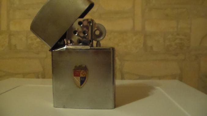 Briquet tempete geant avec ecusson