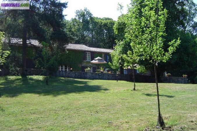 Propriété 300 m2 ,8 hecto. parc, foret  ,rivière