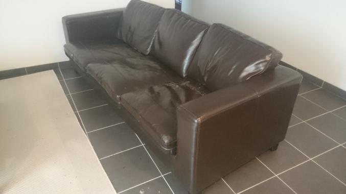 Canapé simili-cuir 4 pers. bon état