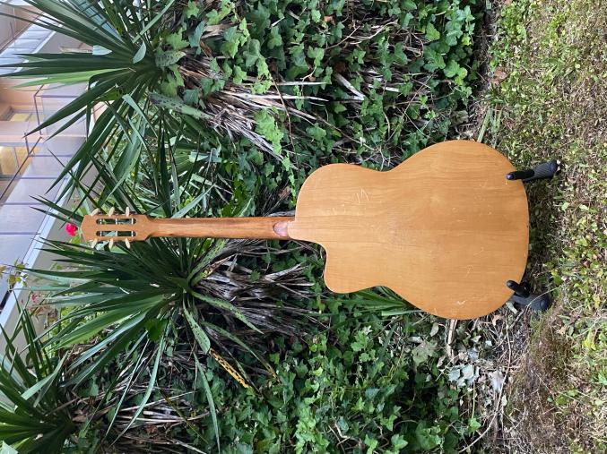 A saisir guitare années 30