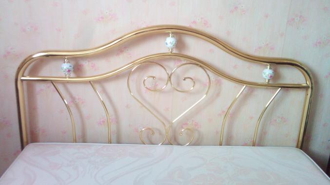 Lit laiton doré/boules céramique + sommier