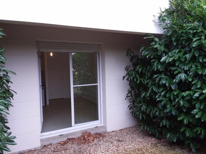 Studio avec petite cour