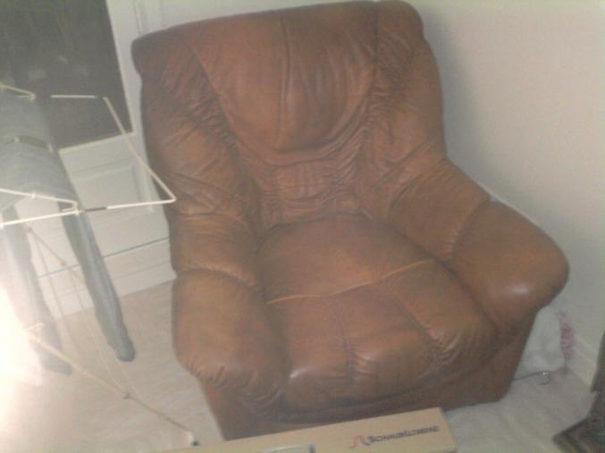 Fauteuil en cuir bon état prix à débattre