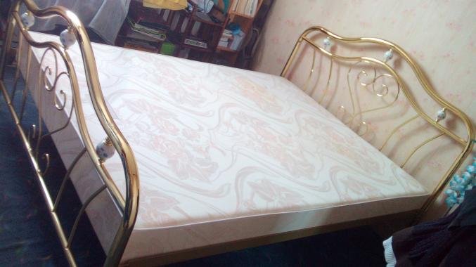 Lit laiton doré/boules céramique + sommier
