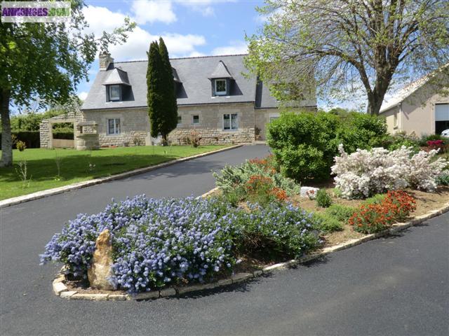 Maison de caractère +grand garage sur 3200m2