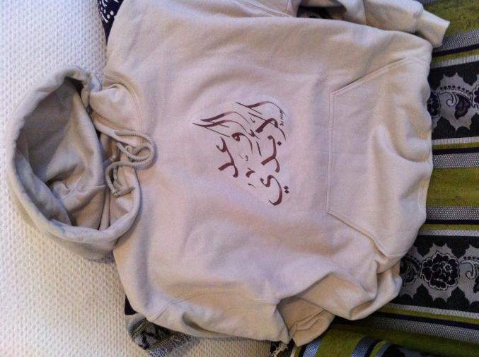 Sweat capuche imprimé "calligraphie arabe"
