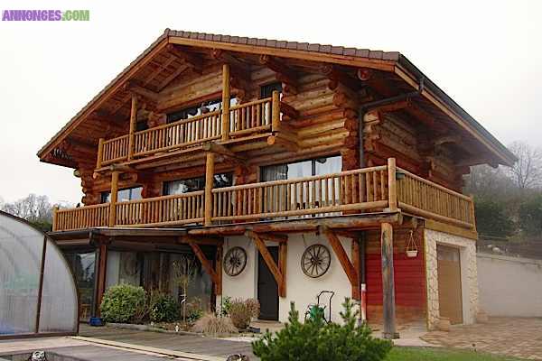 Chalet en rondin de bois style canadien