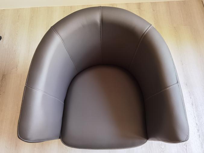 Fauteuil et son pouf assorti, comme neufs
