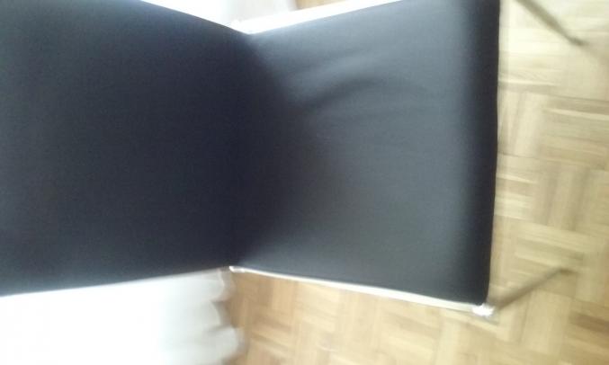 Chaise en noir et blanc avec pieds en alu