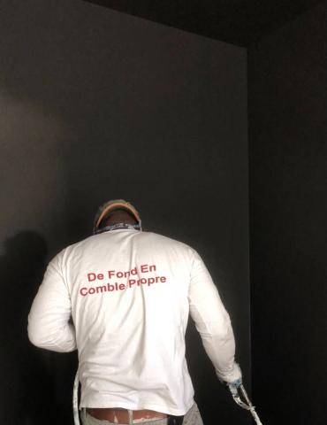 Artisan peintre bâtiment par pulvérisation