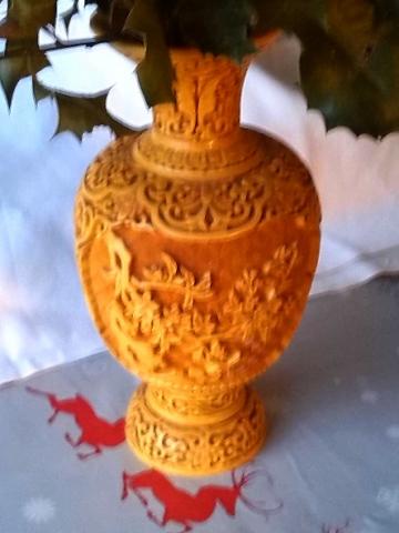 Vase Sculpté style Vintage, motifs végétaux.