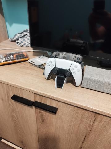 PlayStation 5, deux manettes et station de recharge