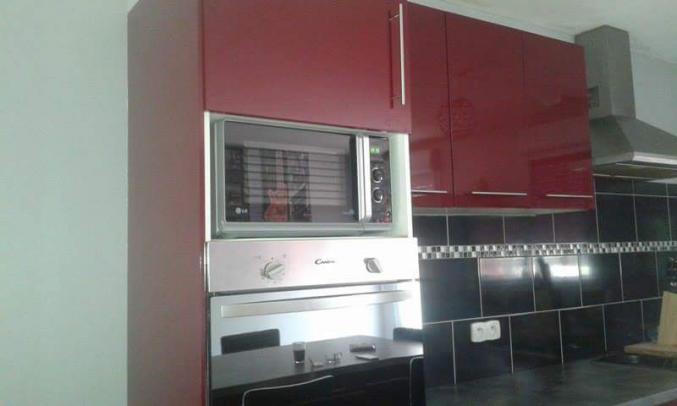 Cuisine aménagée rouge basque satiné