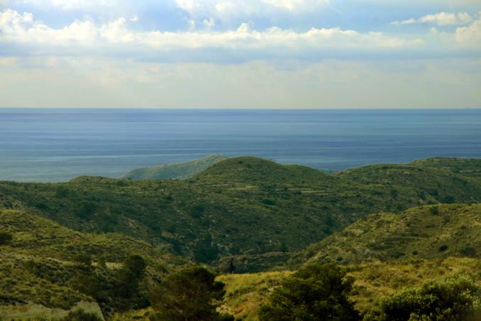 Jolie villa avec une vue magnifique sur la mer et montagnes