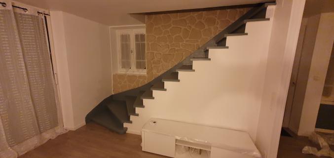 Maison individuelle rénovée avec jardin clos et garage avec abri à bois.