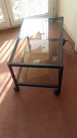 Meuble TV en verre sur roulettes