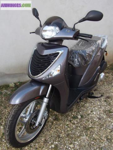 SCOOTER 125cc NEUF...E-CHARM CF MOTO (idem Honda,Peugeot) 4Temps