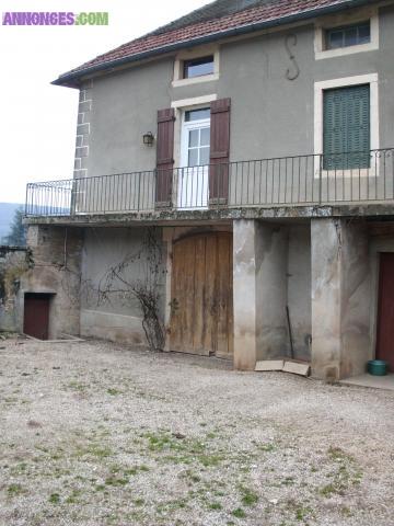 Maison dans village au calme