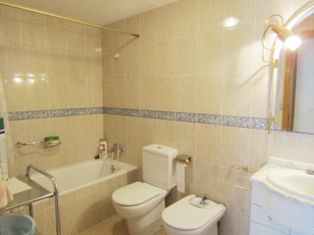 Proche plages commerces et port