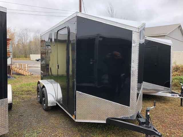 Remorque fermée Porte-manteau en charbon en très bon état