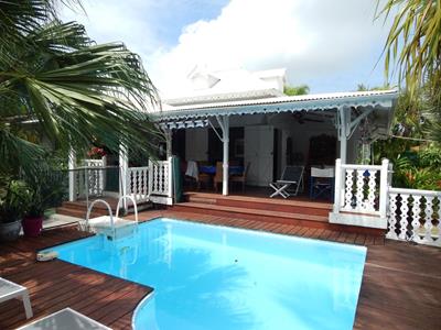 Villa créole avec piscine dans quartier très résidentiel