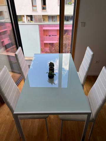 Table à manger + 4 chaises