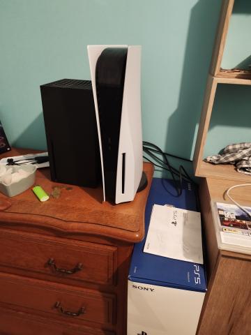 PlayStation 5, deux manettes et station de recharge