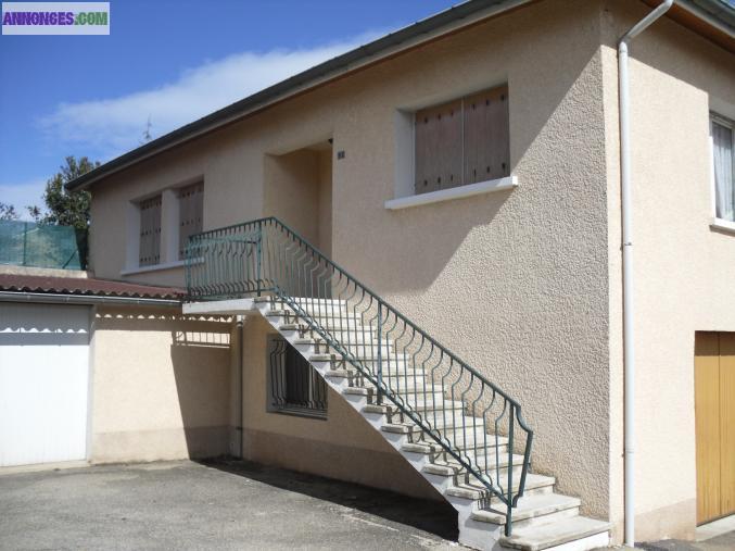 Maison F6 avec parking privé et plusieurs garages