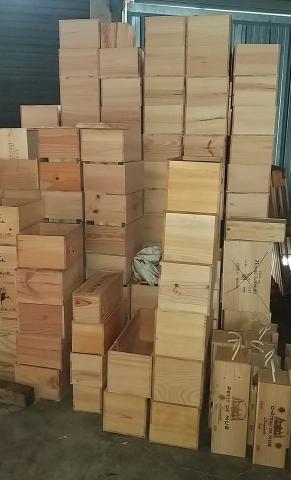 Décorez votre interieur avec des caisses de vin et estampes