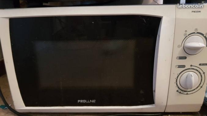 Déménagement : armoire - bureau - micro ondes - lisseur à cheveux