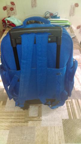 Un cartable à roulettes et à dos