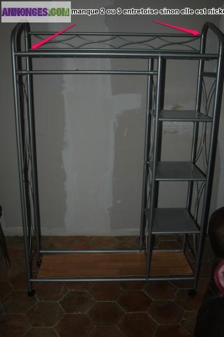 Une petit penderie tube