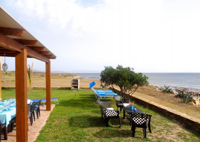 MAISONNÉE SUR LA MER, LES PIEDS DANS L' EAU