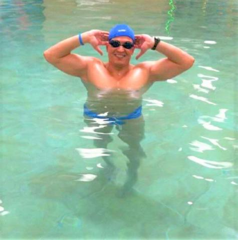 Maître nageur donne cours de natation