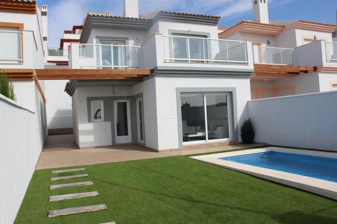 Jolie villa avec une vue magnifique sur la mer et montagnes