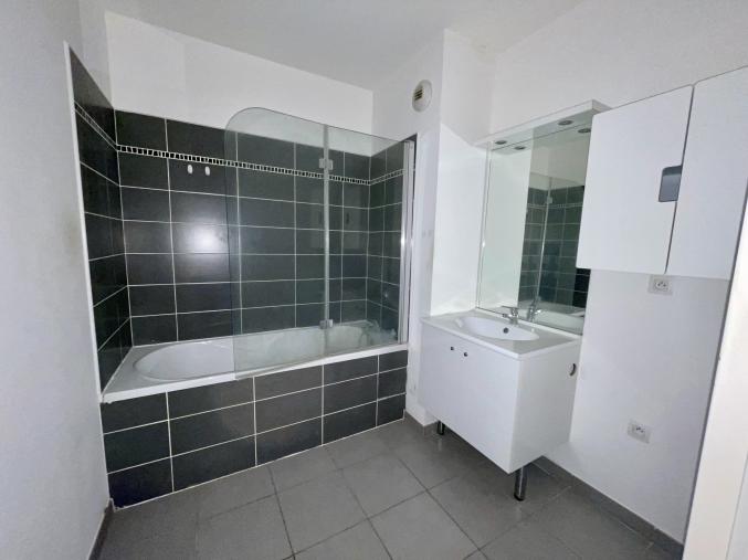 Appartement T3 de 76.49m2 en Rez-de-Jardin + Parking + Garage fermé