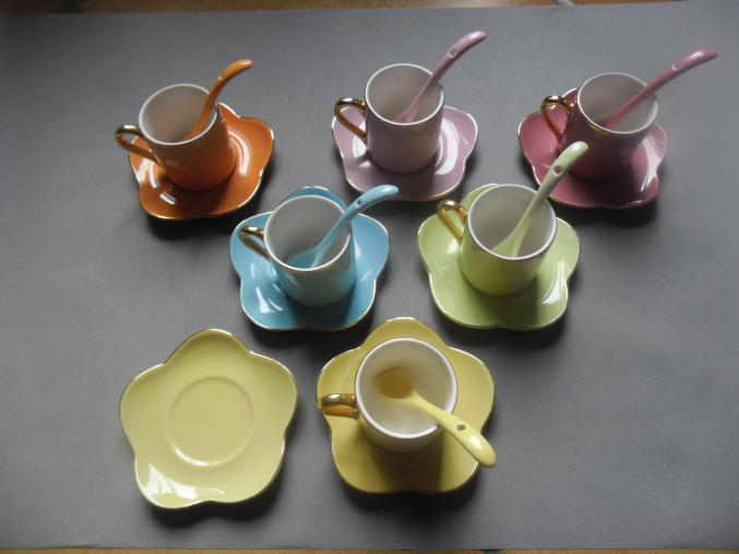 Coffret neuf de 6 tasses, sous-tasses et cuillères