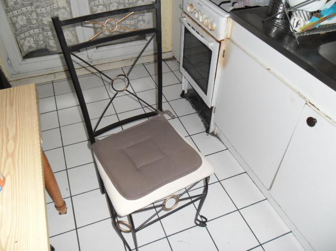 Table en fer et en verre forger avec 4 chaise ass