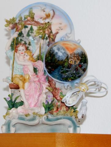 Couple au jardin d'éden sur une balançoire.