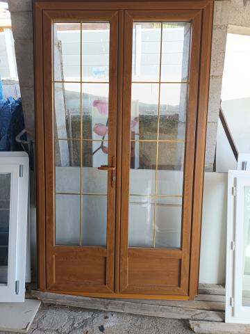 Porte d'extérieur à deux vantaux