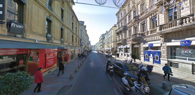 Local commerce centre ville Avignon intra-muros collé à Fnac