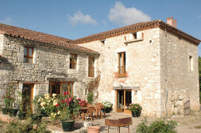 Belle maison de pierre libre en juillet