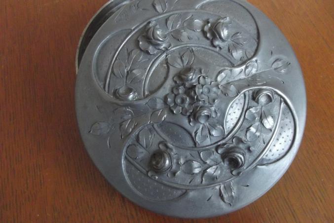 Boite en étain signée