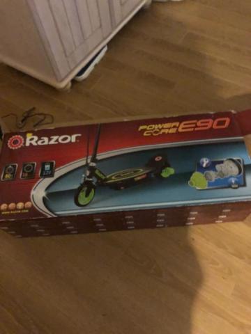 Vends trotinette pour enfants neuve marque razor