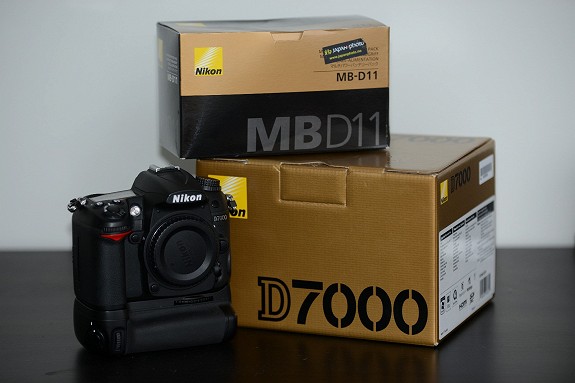 Nikon D700 - 18-55mm avec poignée de batterie + deux sacs