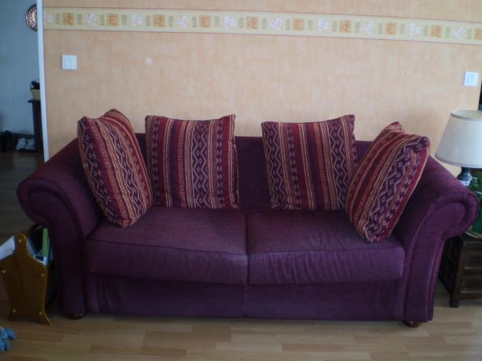 Propose canapé fixe 2 places en tissu , en bon état 