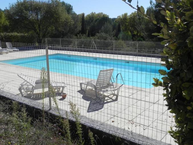 Petite villa meublée terrain calme nature piscine