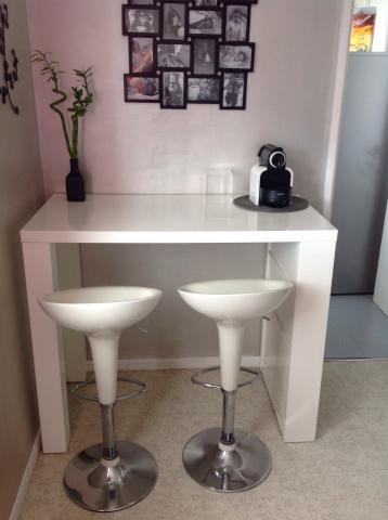 Table bar laquée + 2 tabourets 