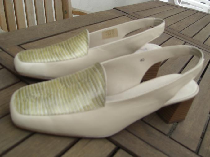 1 PAIRE DESCARPINS taille 40 NEUFS TOUT CUIR