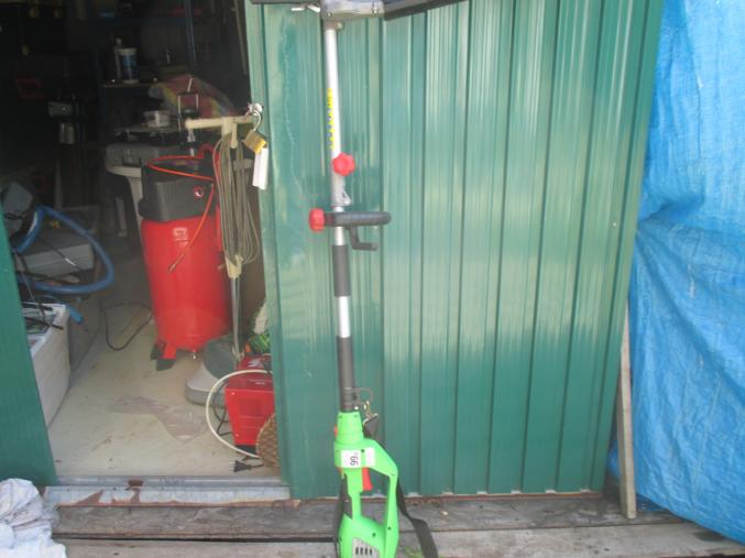 UNE DEBROUSAILLEUSE DE LA MARQUE FLORABEST